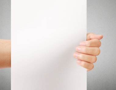  beyaz boş kağıt tutan