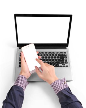 eller iş dizüstü kullanarak meşgul 