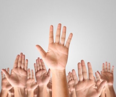 Closeup erkekler ve kadınlar eller yükselterek 