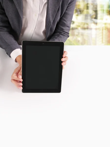 Händer som håller modern digital tablet — Stockfoto