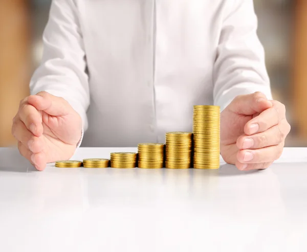 Munt om geld in de menselijke hand — Stockfoto