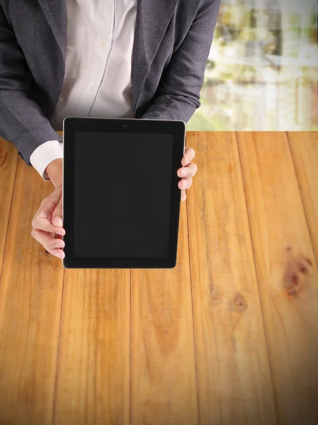 Händer som håller modern digital tablet — Stockfoto
