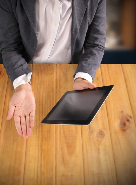 Händer som håller modern digital tablet — Stockfoto