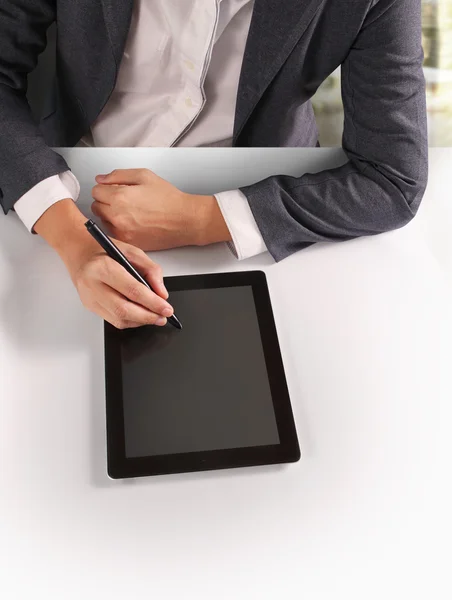 Händer som håller modern digital tablet — Stockfoto