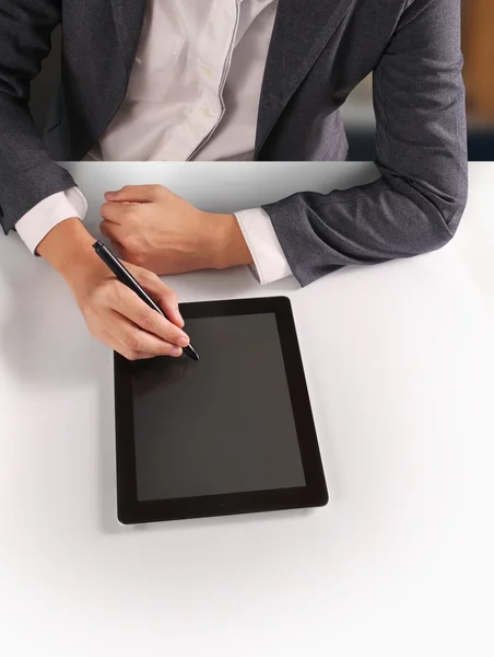 Händer som håller modern digital tablet — Stockfoto