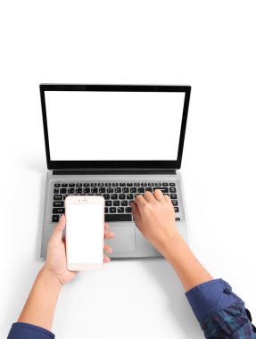  eller dizüstü kullanarak meşgul 