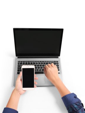  eller dizüstü kullanarak meşgul 