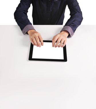 Holding ve çağdaş tablete işaret eden eller