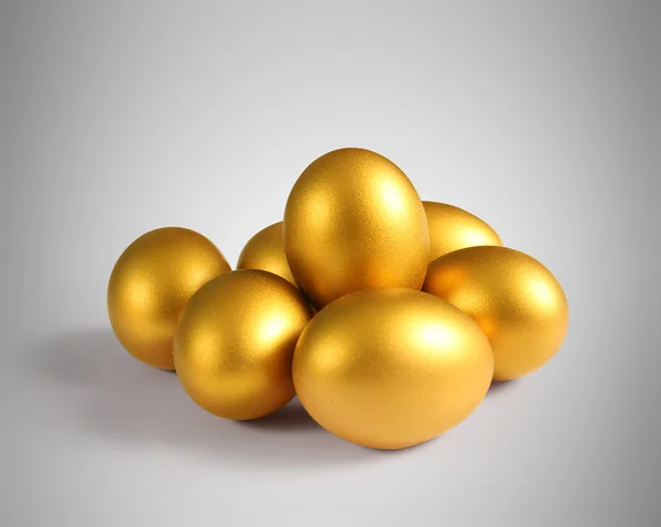 Huevo de Pascua dorado aislado —  Fotos de Stock