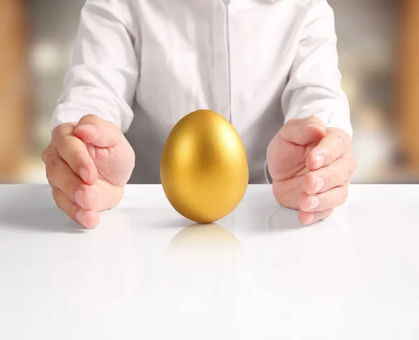 Empresario sosteniendo huevos de oro — Foto de Stock