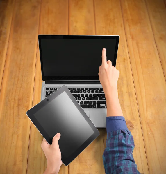 Mani occupate con computer portatile — Foto Stock