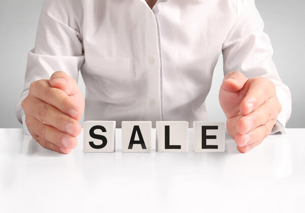 концепт формируя коробку слова в руке
