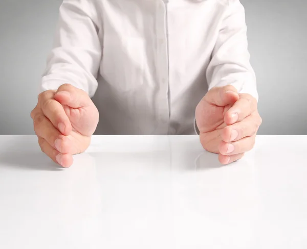 Manos abiertas sosteniendo mostrando — Foto de Stock