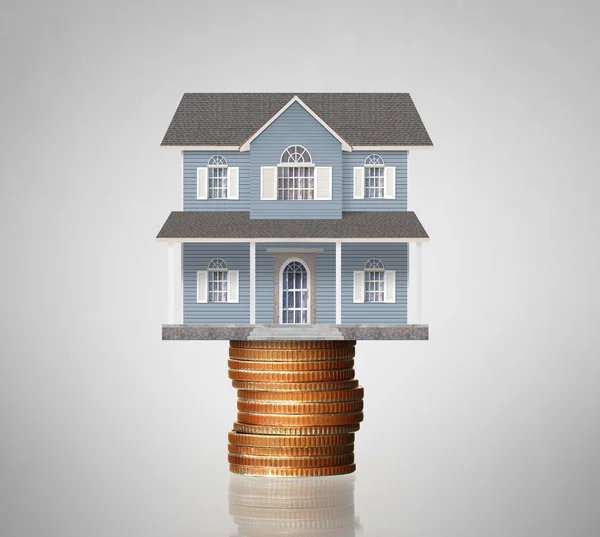 Hypotheek concept van geld huis van munten — Stockfoto