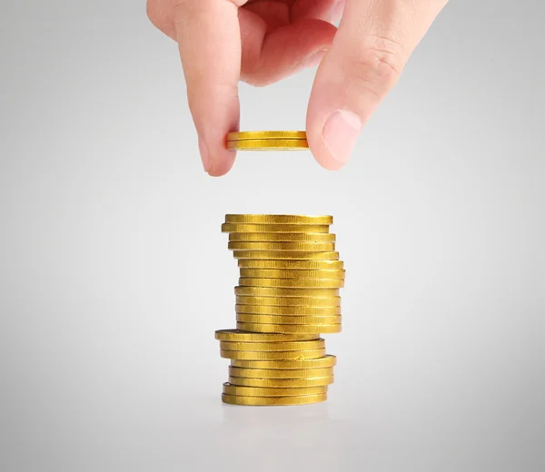 Mano humana poniendo moneda al dinero , —  Fotos de Stock