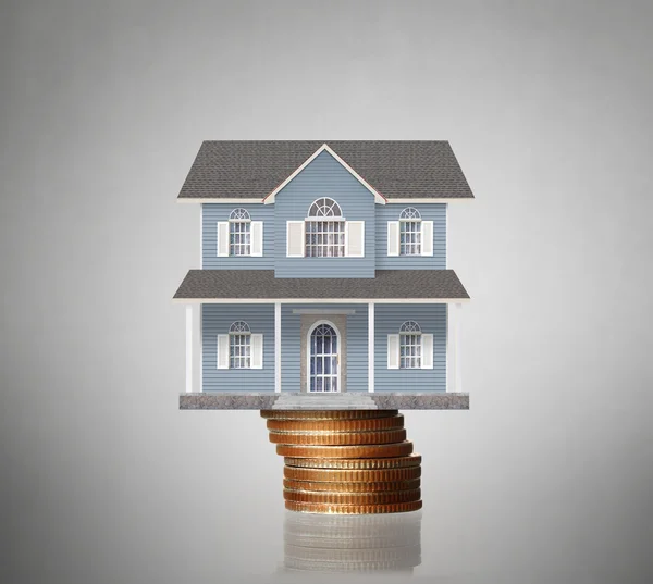 Hypotheek concept van geld huis van munten — Stockfoto