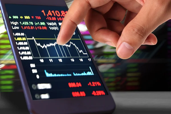 Za pomocą smartfonu Stock market — Zdjęcie stockowe
