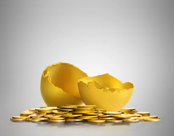 Goldenes Osterei isoliert — Stockfoto