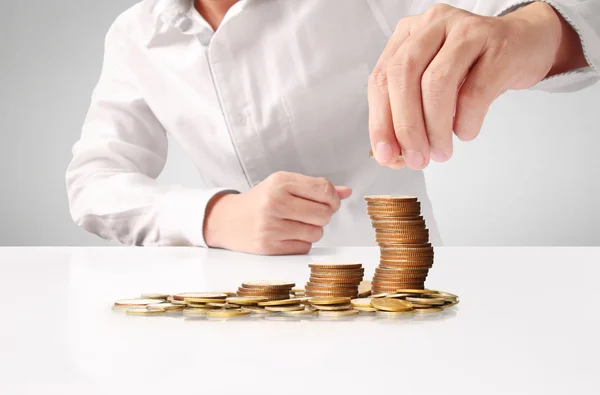 Mano humana poniendo moneda al dinero —  Fotos de Stock