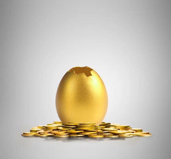Ein goldenes Osterei — Stockfoto