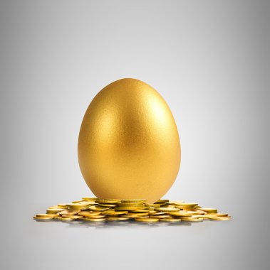 altın bir Paskalya yortusu yumurta 