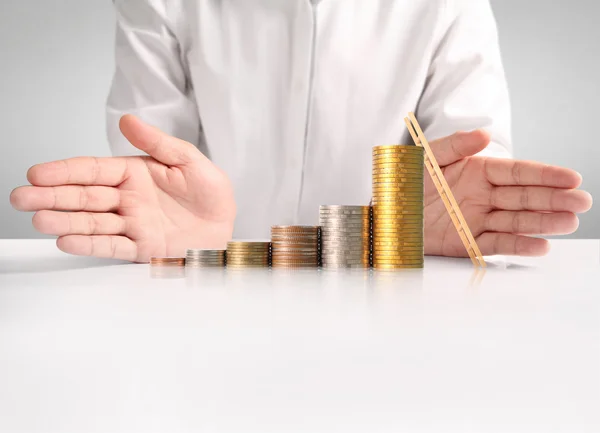 Munt om geld in de menselijke hand — Stockfoto