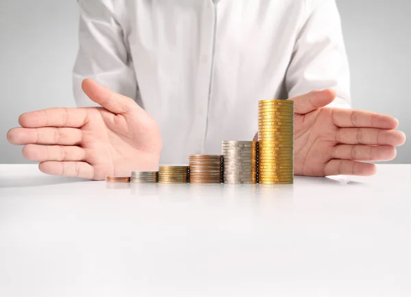 Munt om geld in de menselijke hand — Stockfoto