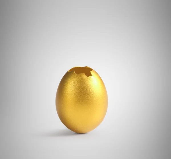 Золоте пасхальне яйце — стокове фото