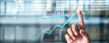 İşadamı, işinde grafik büyümesi ve grafik artışı için olumlu göstergeler planlıyor