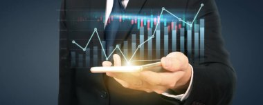 Akıllı telefon elinde ve grafik büyümesi planlıyor ve işinde grafik pozitif göstergeleri artırıyor