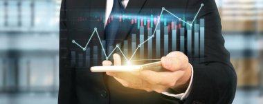 Akıllı telefon elinde ve grafik büyümesi planlıyor ve işinde grafik pozitif göstergeleri artırıyor