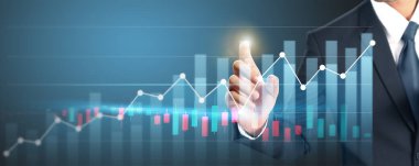 İşadamı, işinde grafik büyümesi ve grafik artışı için olumlu göstergeler planlıyor