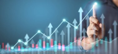 İşadamı, işinde grafik büyümesi ve grafik artışı için olumlu göstergeler planlıyor