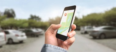 Elle tutulan akıllı telefon aygıtı ekrana ve navigatör GPS haritasına dokunuyor