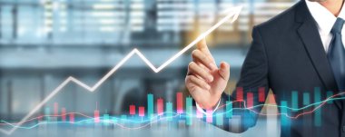 İşadamı, işinde grafik büyümesi ve grafik artışı için olumlu göstergeler planlıyor