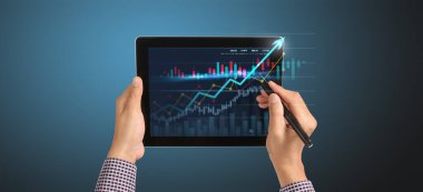 El ele tutuşma tableti ve holografik grafikler borsa istatistiklerinin kar ettiğini gösteriyor. Büyüme planlama iş stratejisi kavramı