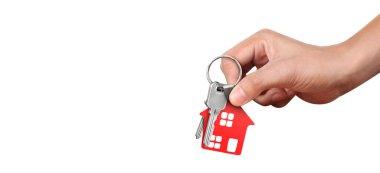 Emlakçı elinde evin anahtarlarını veriyor.