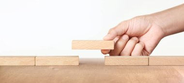 Elle düzenleme ahşap blok ve iş konsepti büyüme başarısı