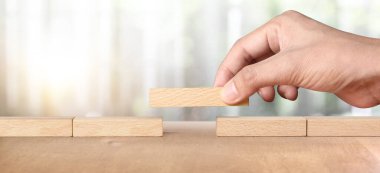 Elle düzenleme ahşap blok ve iş konsepti büyüme başarısı