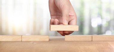 Elle düzenleme ahşap blok ve iş konsepti büyüme başarısı