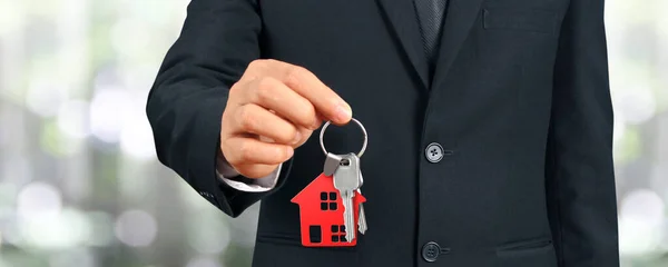 Immobilienmakler Übergibt Hausschlüssel Der Hand — Stockfoto