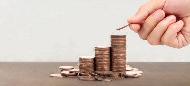 Bozuk paralar farklı pozisyonlarda üst üste istiflenir, iş için gündelik para verilir.