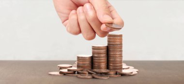 Bozuk paralar farklı pozisyonlarda üst üste istiflenir, iş için gündelik para verilir.