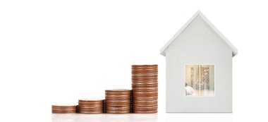 Bozuk para yığını ev modeli konut, ev ve emlak konsepti için tasarruf planları