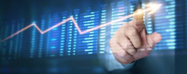 İşadamı, işinde grafik büyümesi ve grafik artışı için olumlu göstergeler planlıyor