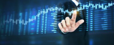 İşadamı, işinde grafik büyümesi ve grafik artışı için olumlu göstergeler planlıyor