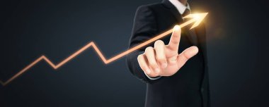 İşadamı, işinde grafik büyümesi ve grafik artışı için olumlu göstergeler planlıyor