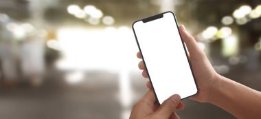 El ele tutuşan akıllı telefon aygıtı ve ekrana dokunma