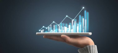 İşadamı, elinde tabletle iş yerinde grafik büyümesi ve grafik artışı planlıyor