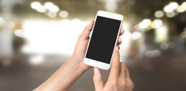 El ele tutuşan akıllı telefon aygıtı ve ekrana dokunma